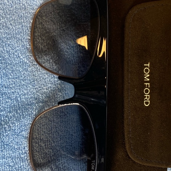 Brand new pair of Tom Ford glasses with sunglasses - Picture 6 of 8